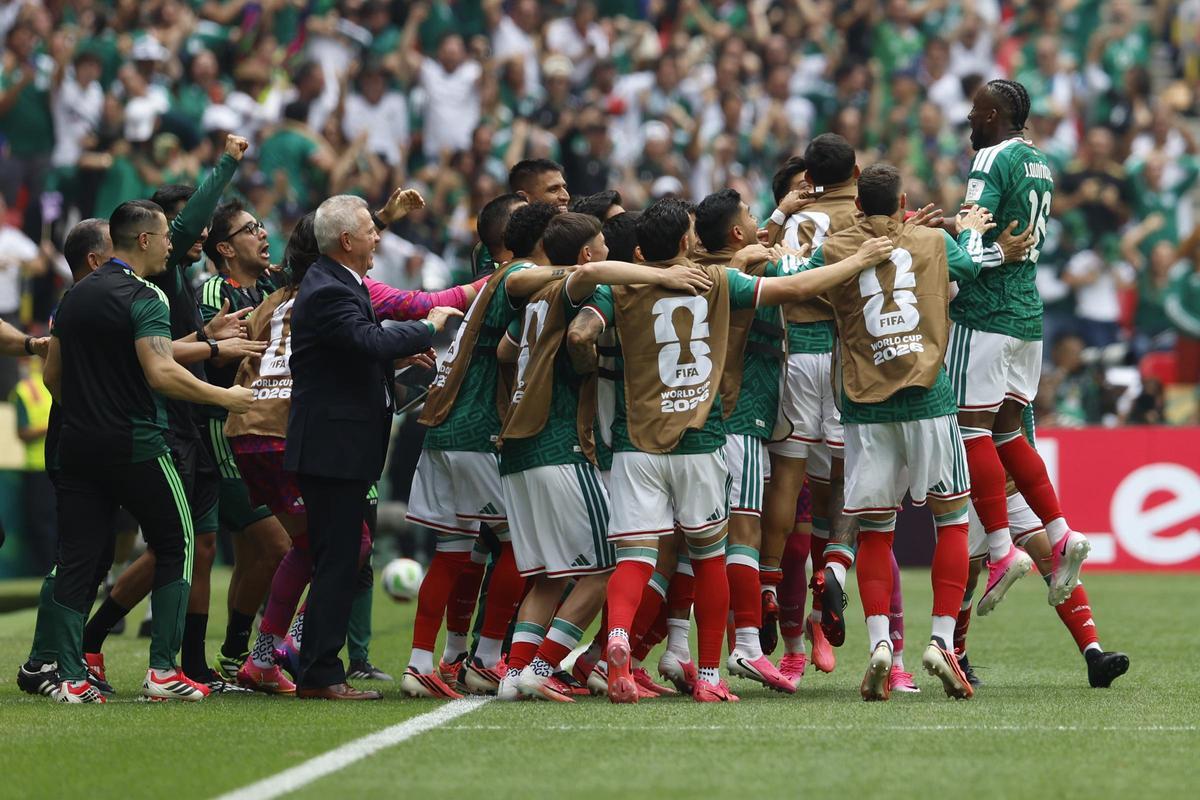 México se impuso a la selección sudafricana en el debut del Mundial.