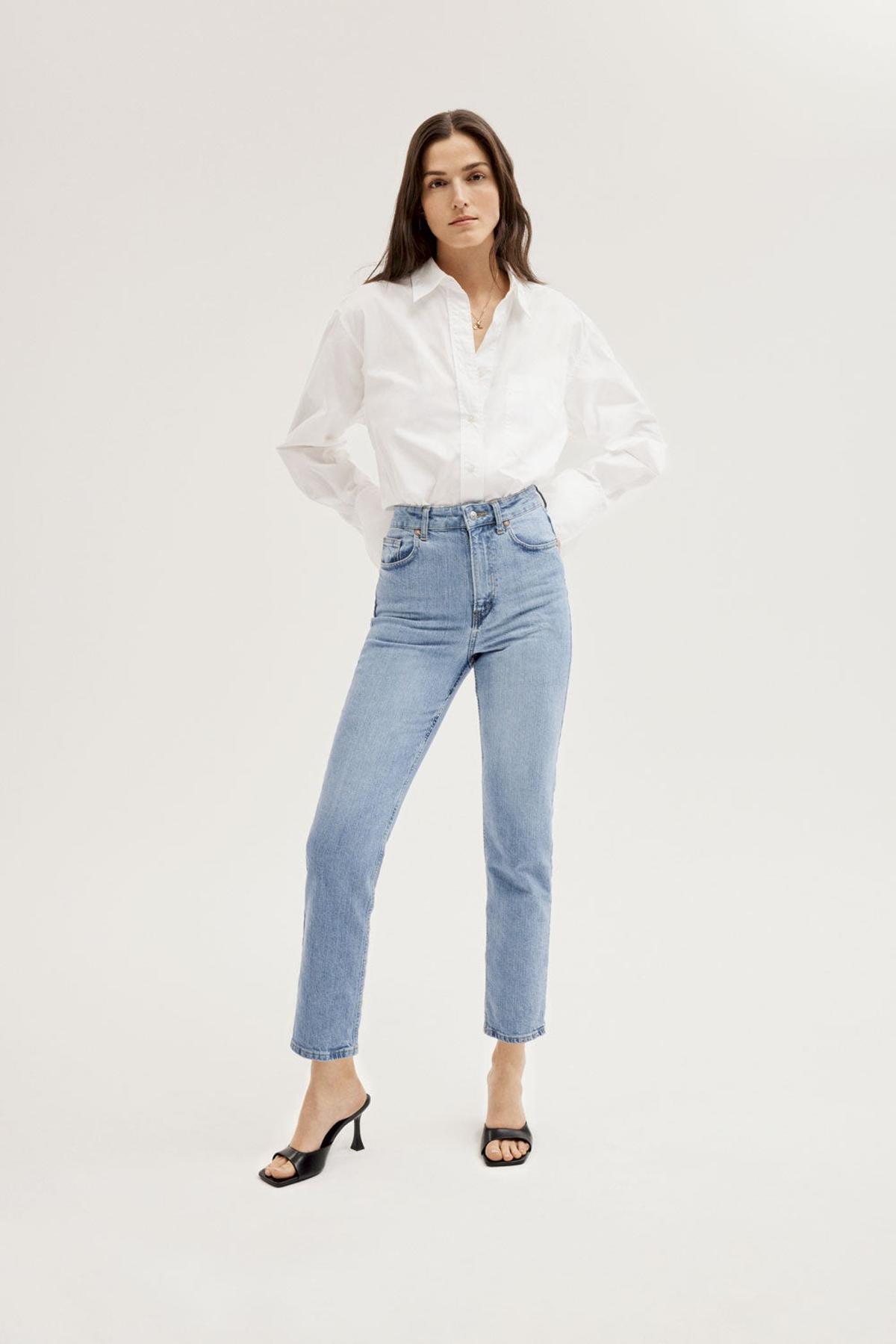Modelo con vaqueros sostenibles de C&amp;A