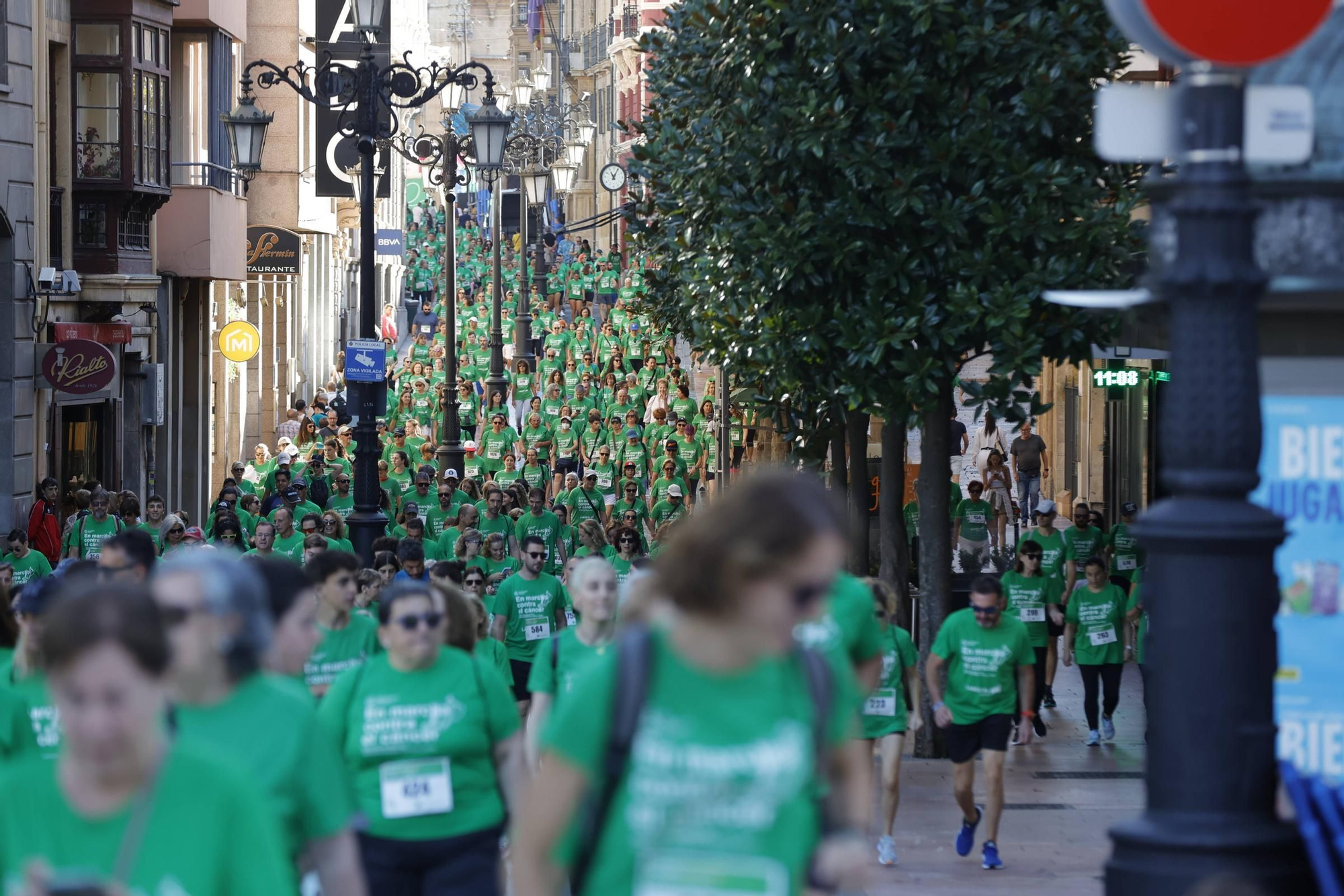 Marea verde de 1.500 corredores contra el cáncer en Oviedo