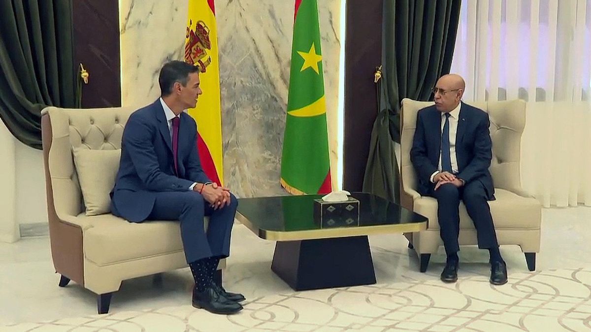 El presidente del Gobierno, Pedro Sánchez conversa con el presidente del país, Mohamed Cheikh El Ghazouani