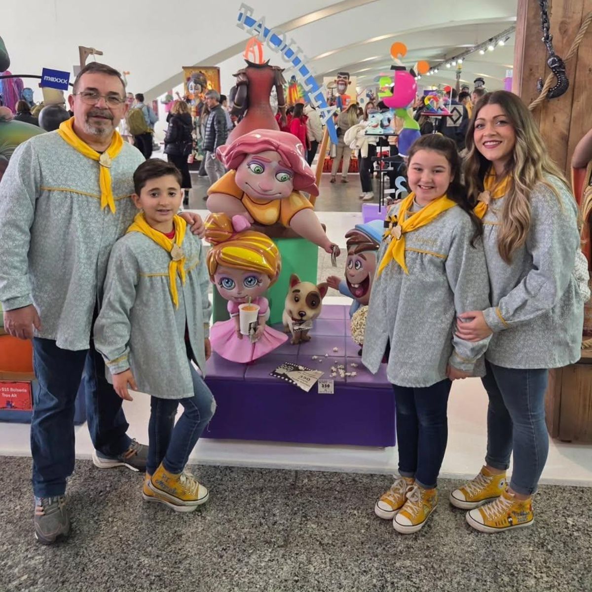 En la Exposición del Ninot, con el resto del cuadro de honor