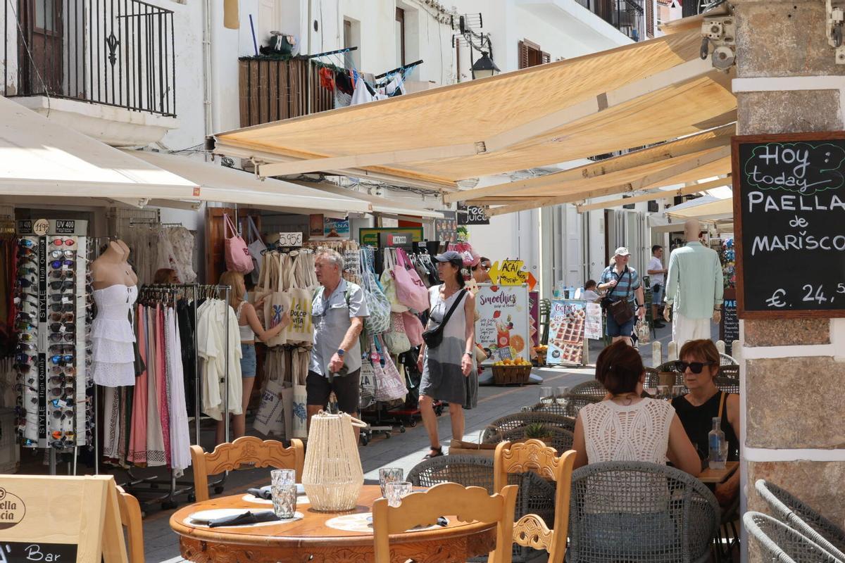 Galería: imágenes de turistas en puestos de 'souvenirs' de la Marina y Platja d'en Bossa.