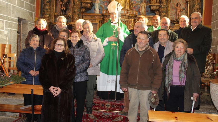 Los niños de Sanabria se acercan al obispo de Astorga