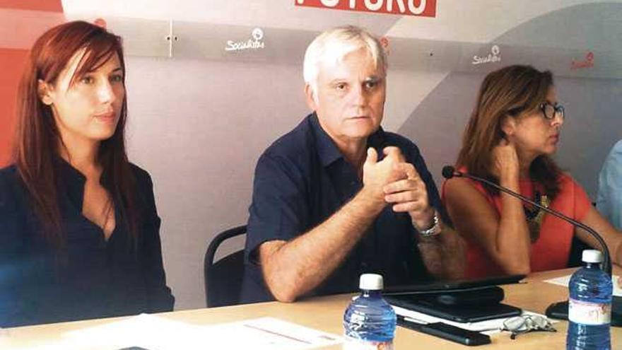 De izquierda a derecha Patricia Hernández, José Miguel Pérez y Dolores Padrón, en una Ejecutiva regional.