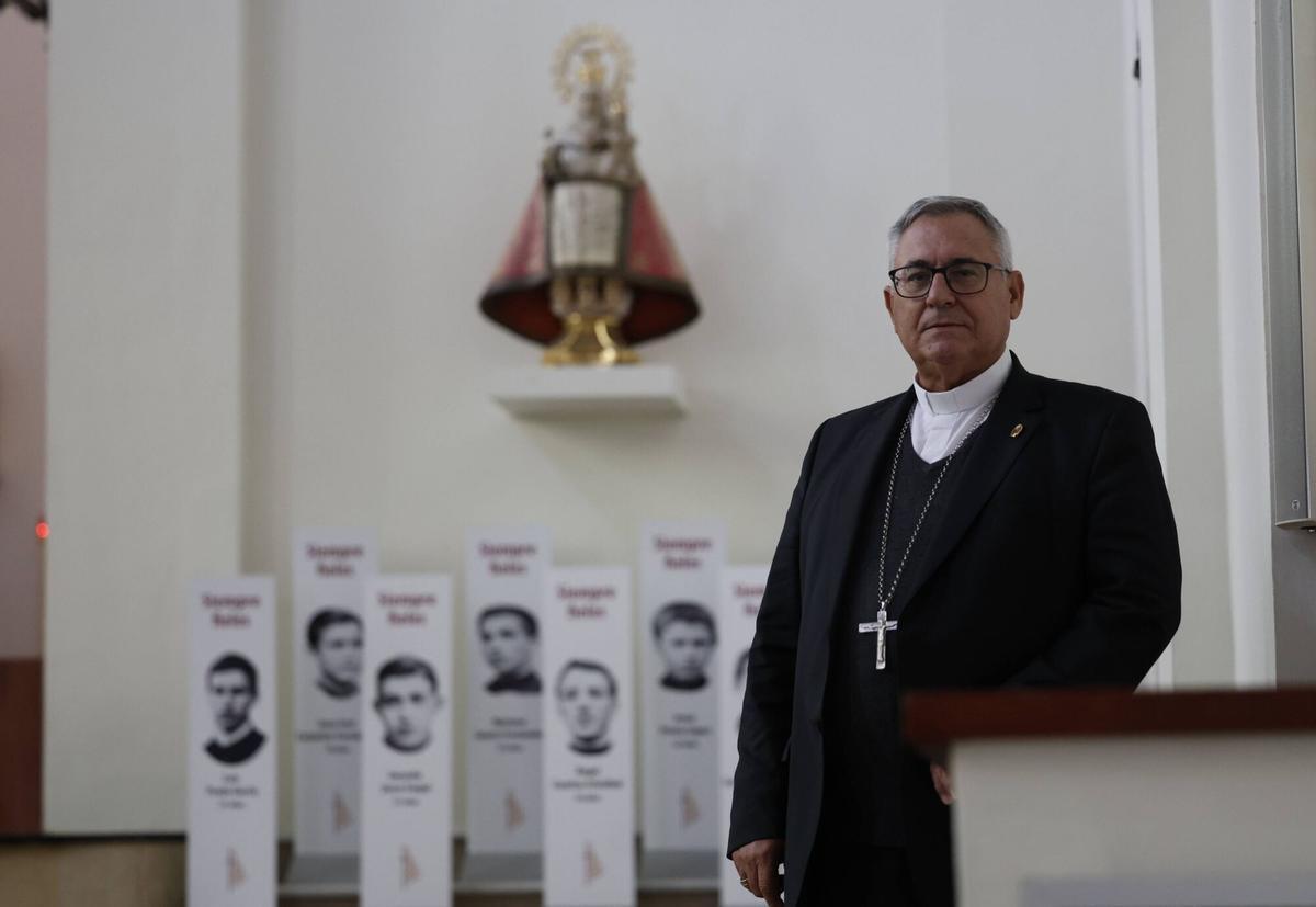 El obispo Alberto Vera Orejuela en el Seminario de Oviedo junto a las fotografías de los mártires y la imagen de la Virgen de Covadonga.