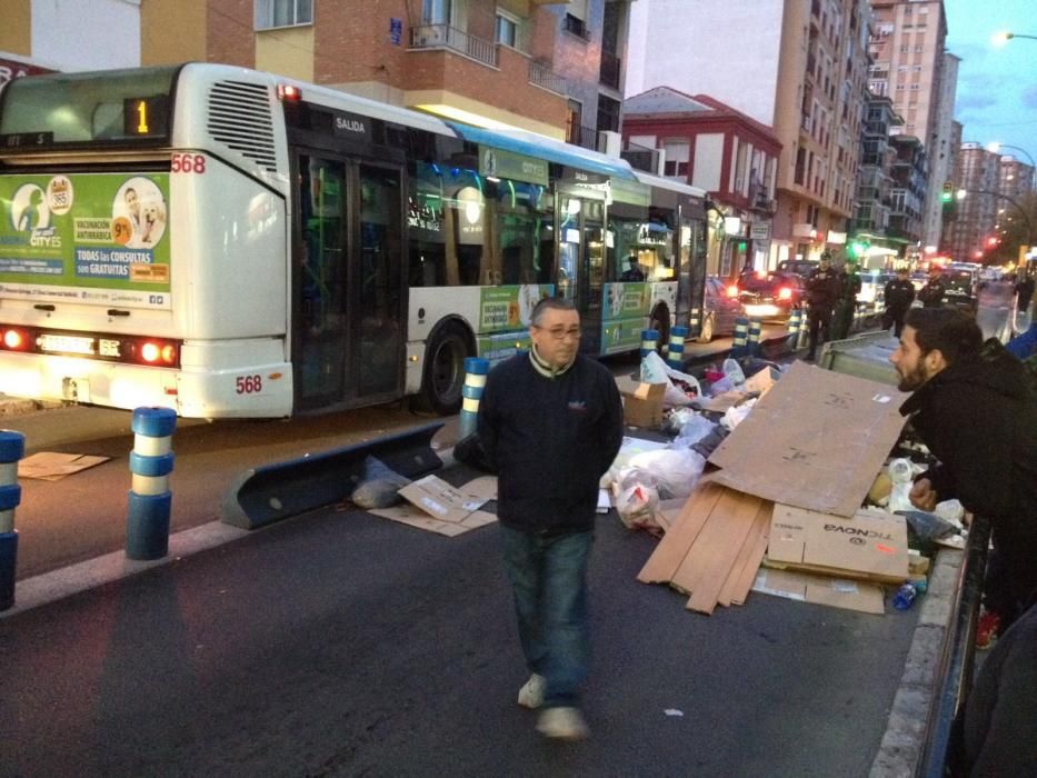 La basura ha cortado el carril bus de La Hoz