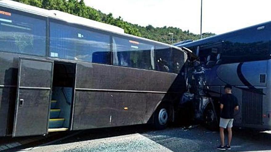 Els dos autocars accidentats a Lleida.