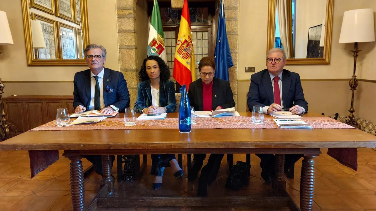 La presidenta del TSJEx, durante el curso Derecho agrario y ganadero.