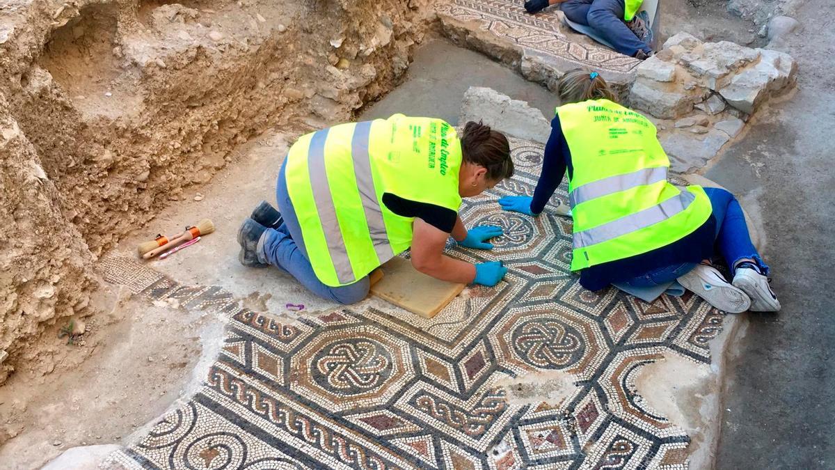 Nuevo mosaico encontrado en Écija. / El Correo