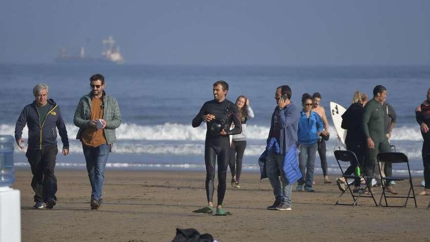 A la izquierda, Álvaro Fernández Armero, con parte del equipo, ayer, en la playa de Salinas.