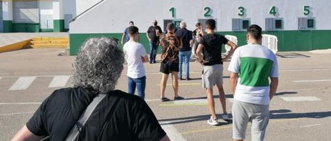 Aficionados del Elche haciendo colas para comprar mascarillas