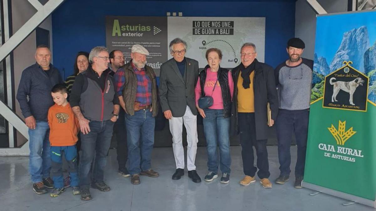 Miembros de la Asociación de Criadores de Mastines Asturianos, junto al juez nacional de mastines Carlos Salas, en el centro.