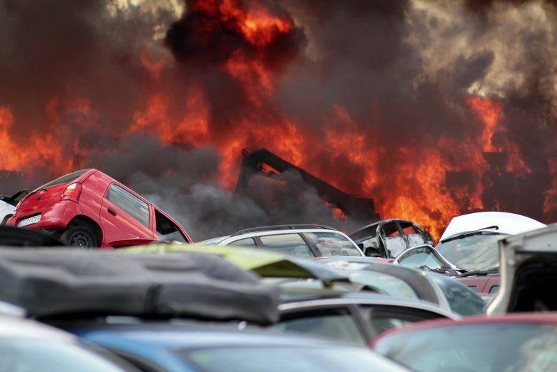 Incendio en un desguace en la Carretera del Aeropuerto