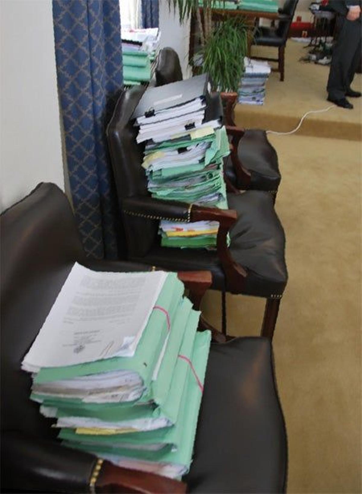 El despacho del primer ministro tiene carpetas y dossieres amontonados por todas partes.