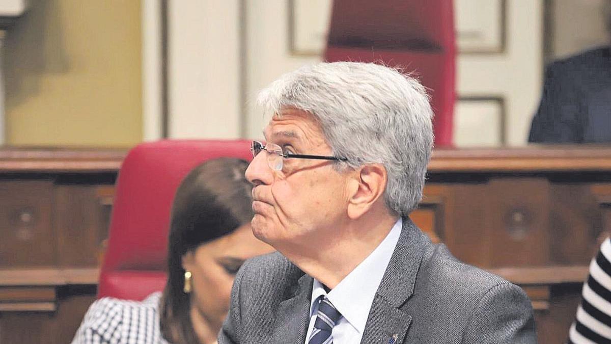 El consejero de Administraciones Públicas, Julio Pérez, en un pleno del Parlamento.