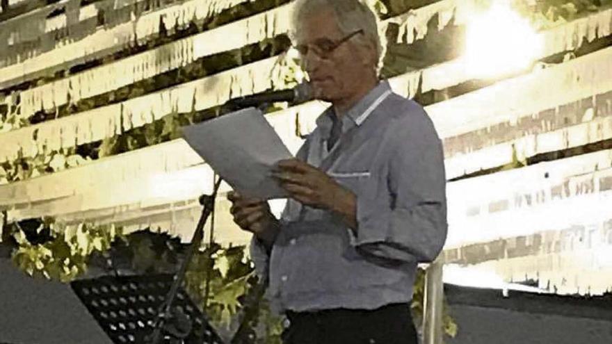 Josep Sabater leyó el pregón desde lo alto del palco de la plaza.
