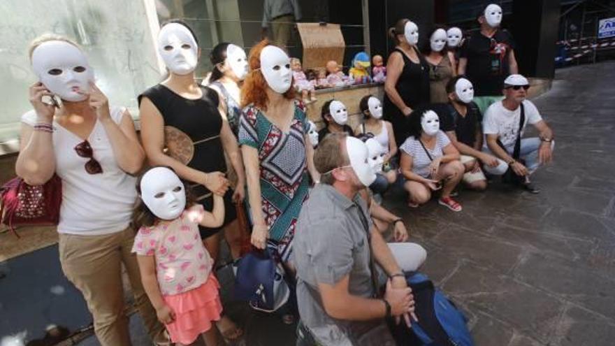 Trabajadores de los centros de menores se concentraron ayer frente al edificio Prop de la Generalitat para denunciar los impagos.