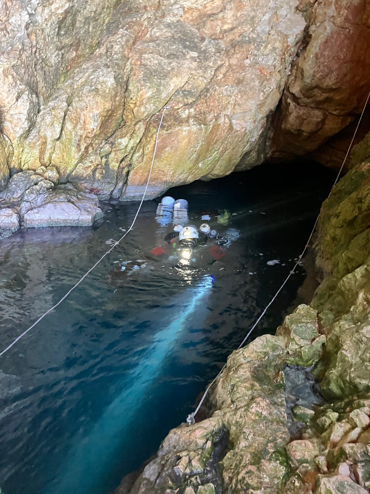 El haz de luz que, en las aguas esmeralda de la entrada a la cueva, anticipa que Eliseo está a punto de emerger
