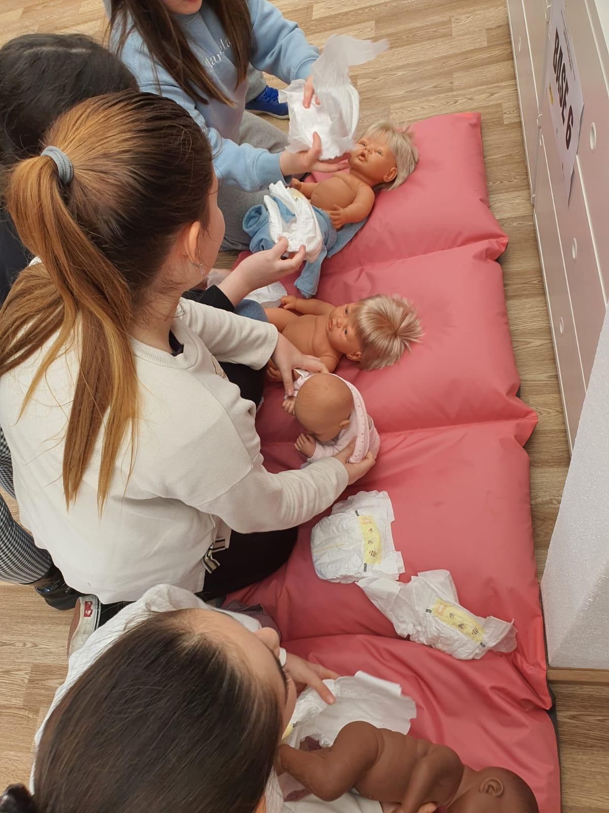 Niños y niñas de Valga realizando labores domésticas en igualdad.