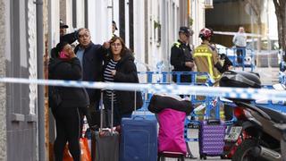 Vuelven a casa los vecinos del número 5 de la calle Canigó de Badalona, desalojados hace cinco semanas por riesgo de derrumbe