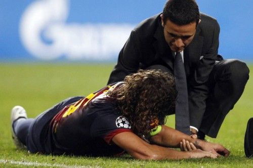 Carles Puyol es atendido tras la caída en la que ha resultado lesionado