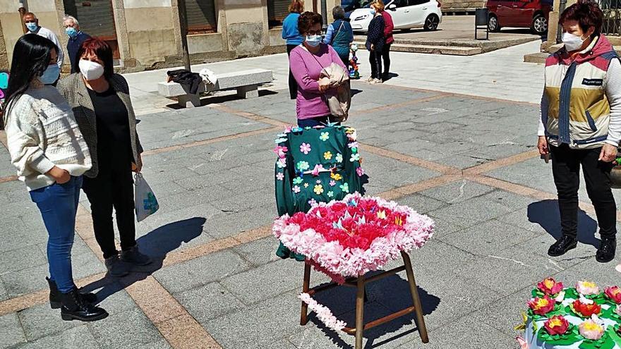 Enseres decorados con flores que se exponen en la Plaza de Requejo de Bermillo. | L. F.