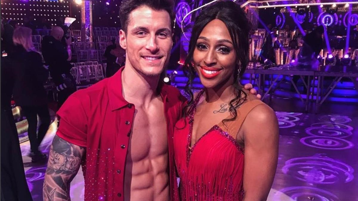 Gorka Marquez, con la cantante Alexandra Burke en una de sus intervenciones en 'Strictly come dancing'.