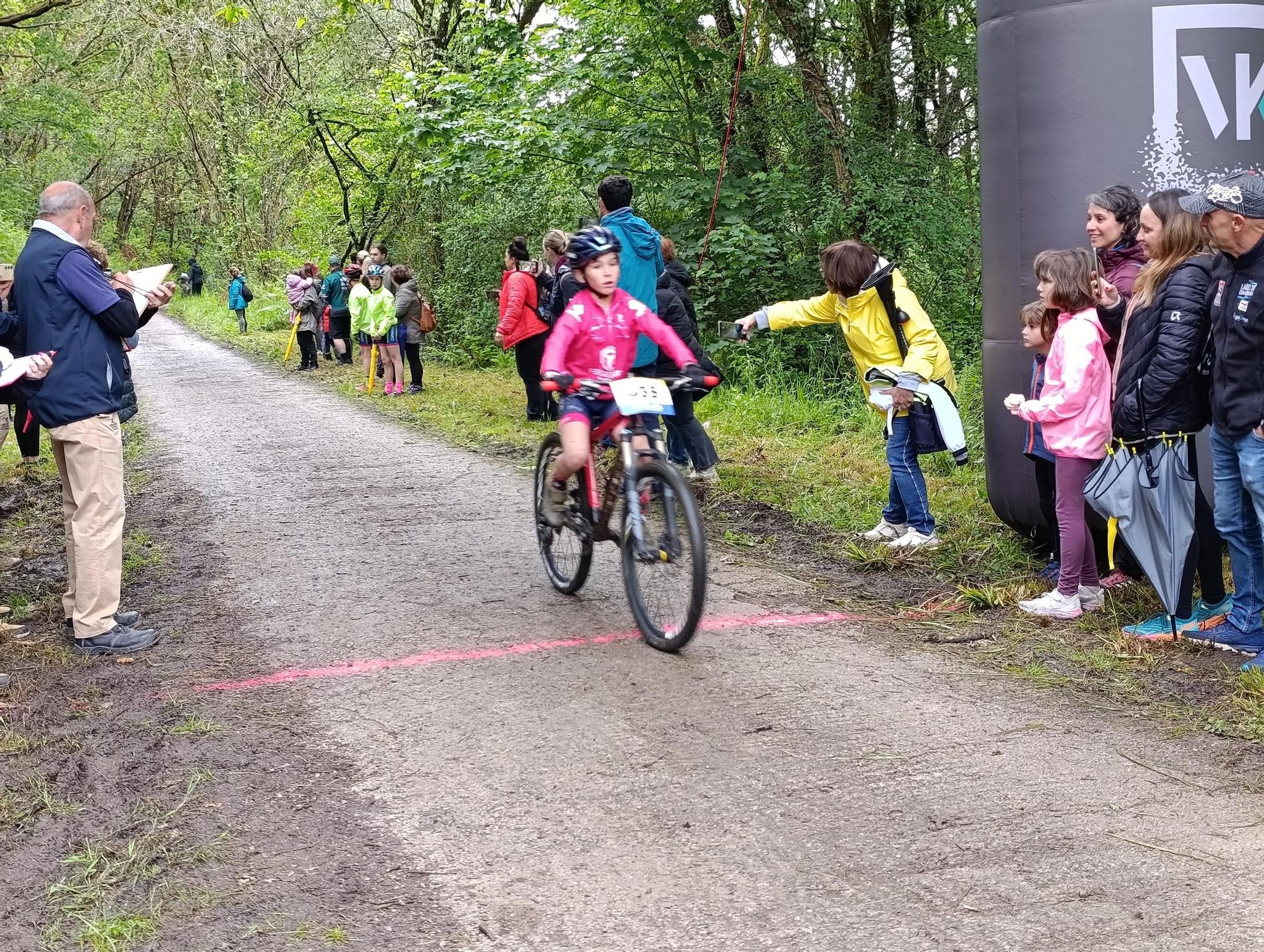 Las jóvenes promesas del ciclismo pedalean en Santa Marina, Siero