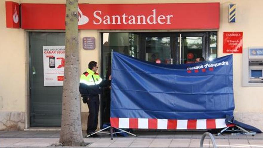 Exteriores de la sucursal donde ha tenido lugar el suceso.