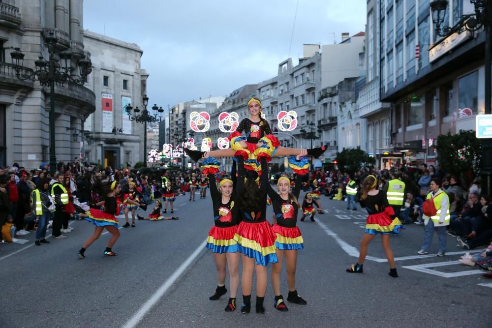 Miles de personas se congregan en el centro de la ciudad para seguir la marcha de las 28 agrupaciones que desfilaron entre Isaac Peral y la Porta do Sol.