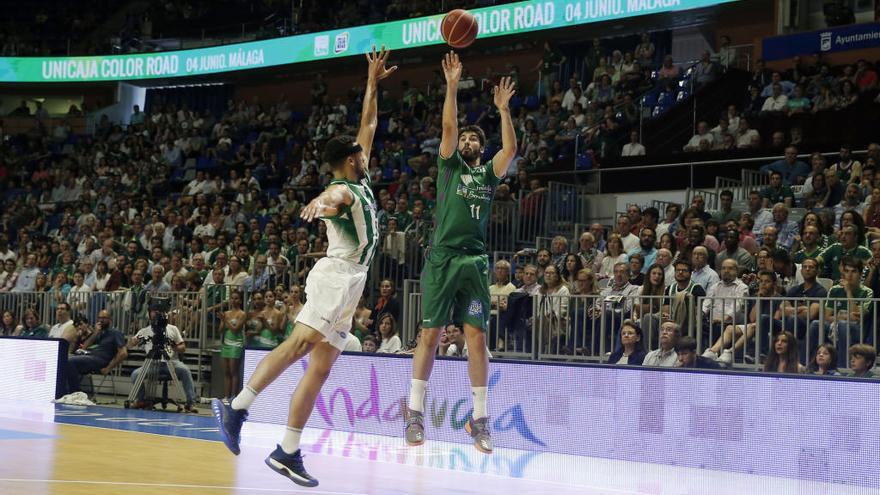 Dani Díez, lanzando de tres ante el Real Betis Energía Plus.