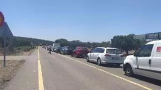 Colas de tráfico en la carretera N-523 por el alquitranado del puente que salva el socavón de Efraín
