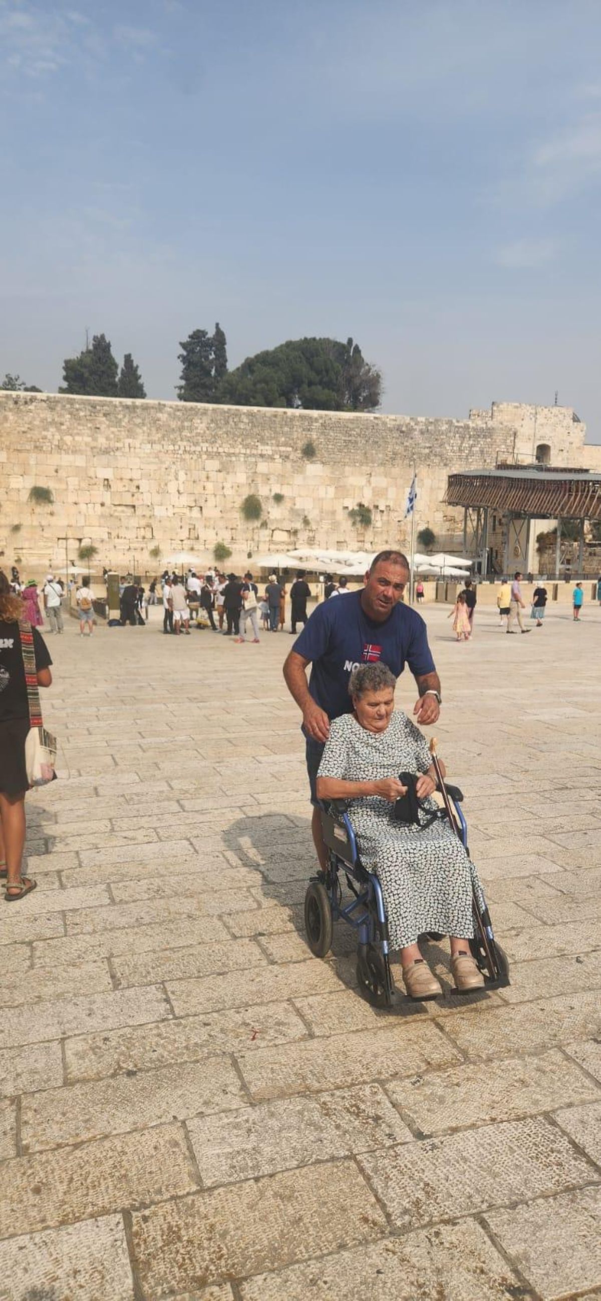 Luis Miguel Pérez, de Azuaga, junto a su  madre de visita en Israel.