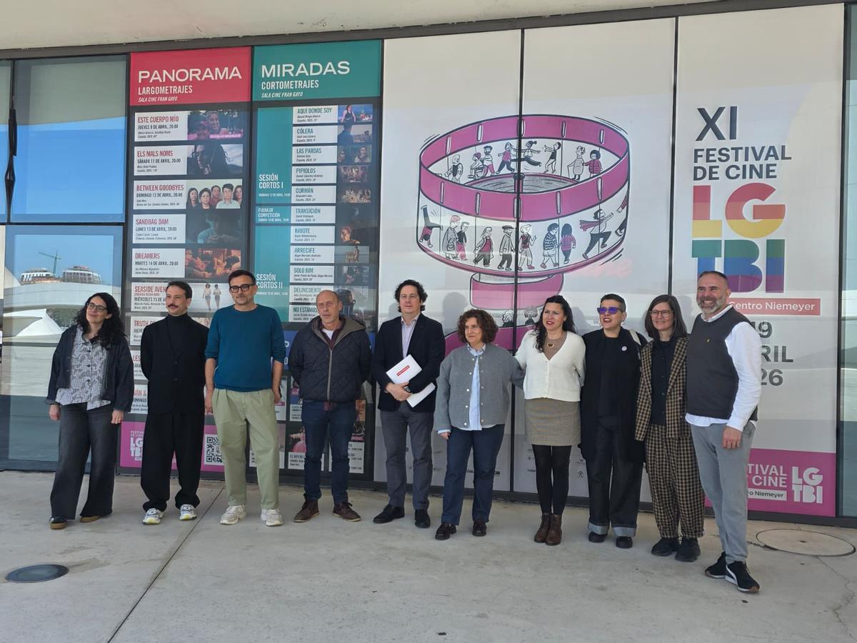 De izquierda a derecha, Lorena Poncela, diseñadora del festival; Manu Badás, comisario artístico de actividades paralelas; Pau G. Guillén, comisario de programación; Agustín Medina, concejal de Servicios Sociales y Cooperación; Carlos Cuadros, director del Centro Niemeyer; Beatriz González, viceconsejera de Derechos Humanos del Principado de Asturias; Nuria Rodríguez, directora general de Participación Ciudadana, Transparencia, diversidad sexual y LGTBI; Úrsula Szatala, de CCOO; Alaitz Arenzana, comisaria de programación y Borja Ibaseta, coordinador de actividades del Centro Niemeyer.