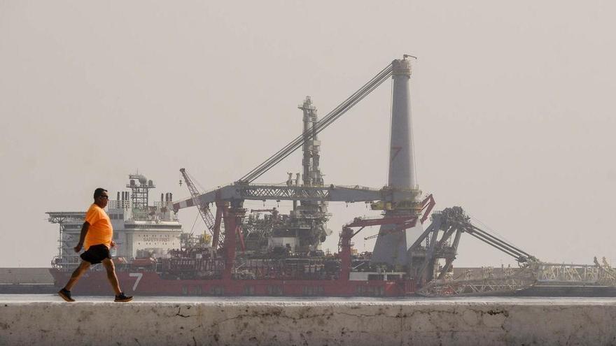 El gigante 'Seven Borealis' hace escala en el Puerto de Las Palmas antes de poner rumbo a Costa de Marfil