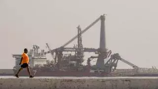 El gigante 'Seven Borealis' hace escala en el Puerto de Las Palmas antes de poner rumbo a Costa de Marfil