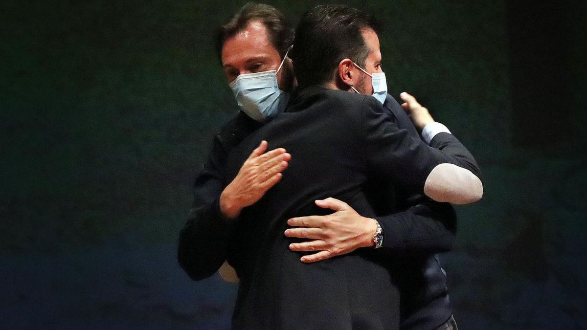 Luis Tudanca abraza al alcalde de Valladolid, Óscar Puente, durante el congreso de ayer en León. | P. García - ICal