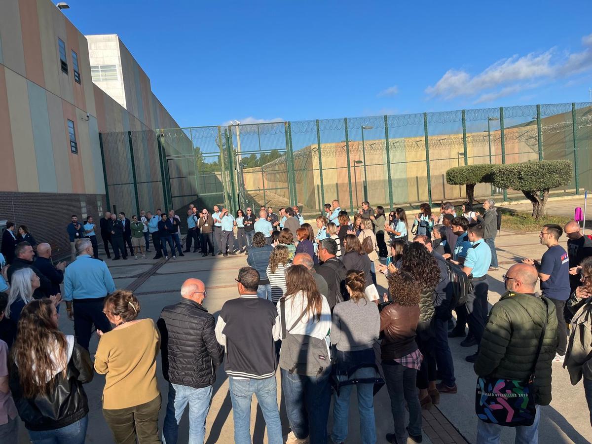 Un moment de la concentració dels treballadors del centre penitenciari de Puig de les Basses.