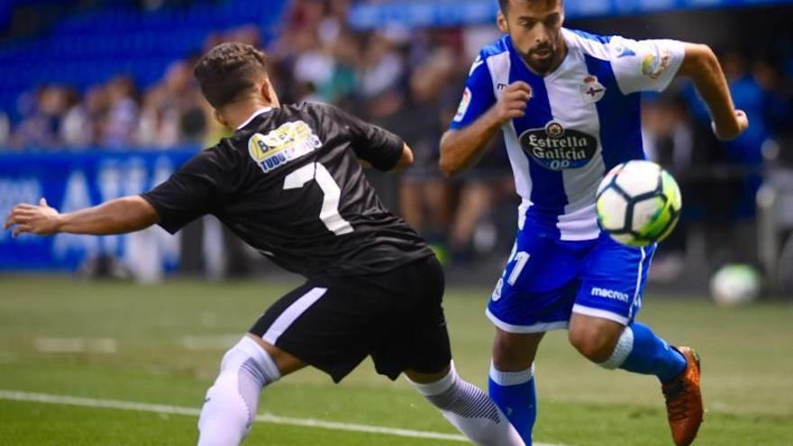 Bruno Gama connduce el balón ante un rival durante un partido con el Deportivo de La Coruña en Riazor.