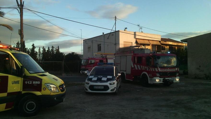 Los servicios de emergencias en la puerta de la vivienda