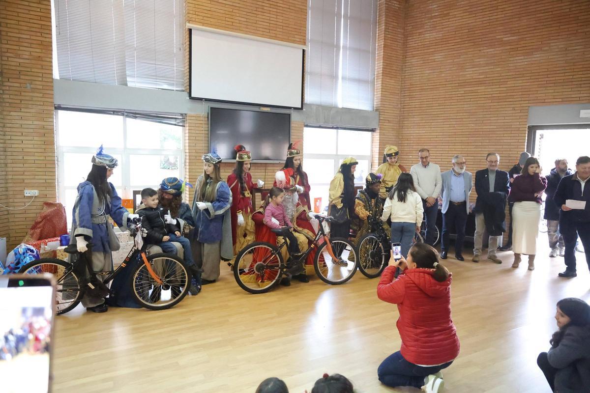 Fotogalería | Los Reyes Magos reparten bicis e ilusión en el IMAS