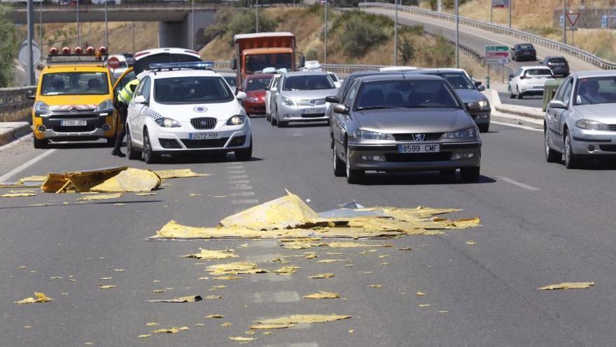 Atascos en el Puente de Andalucía por el vuelco de una carga en la vía