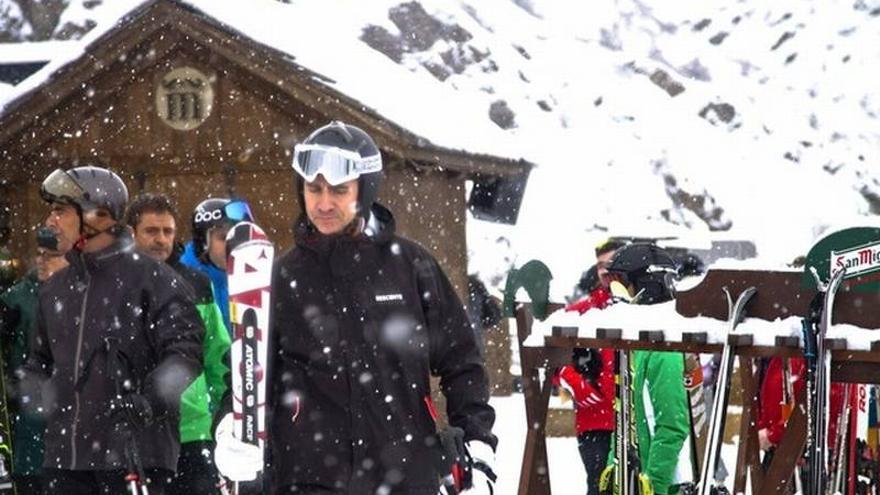 El príncipe Felipe esquía en el Pirineo de Huesca