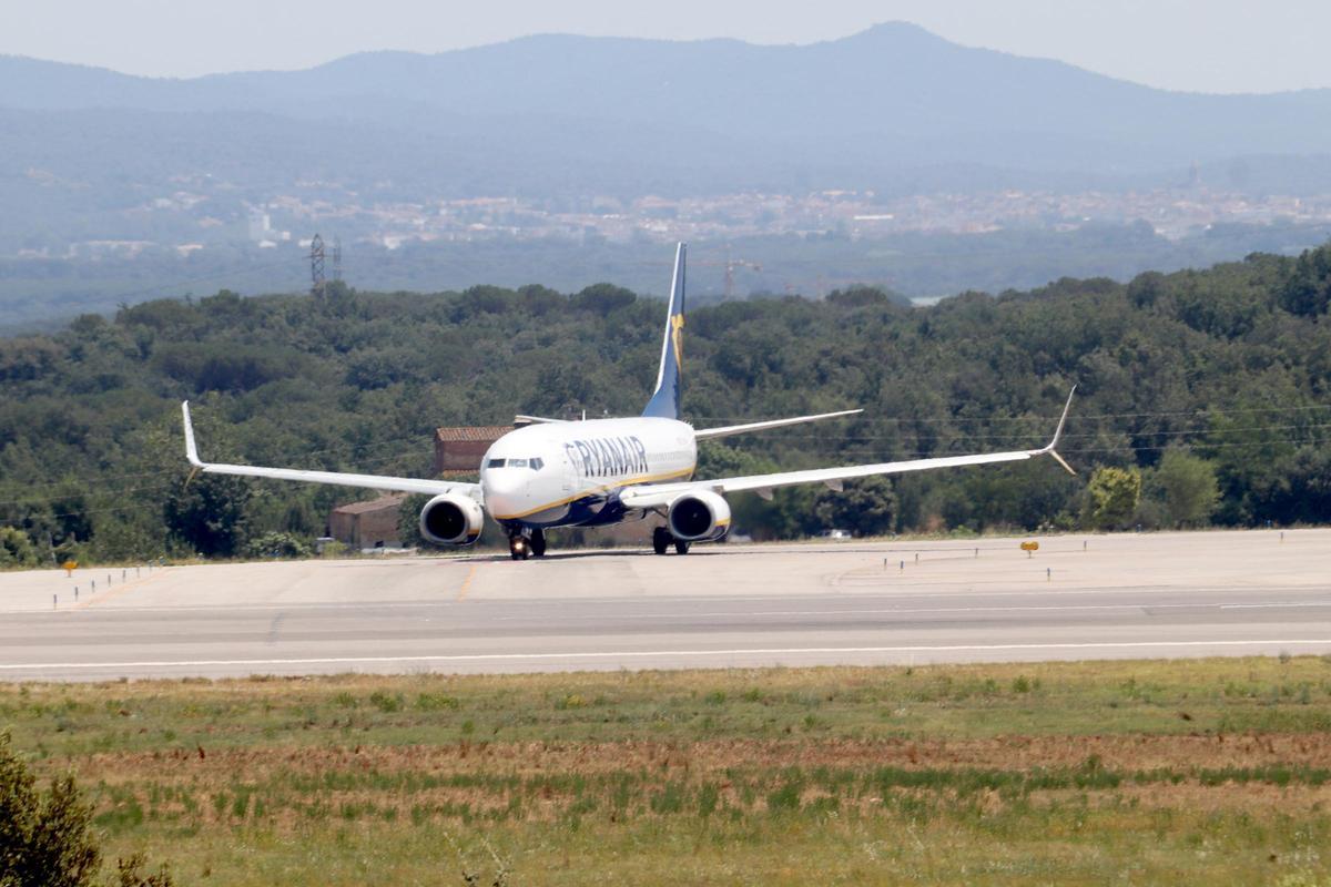 Un avió de Ryanair maniobra per enlairar-se des de les pistes de l'aeroport de Girona