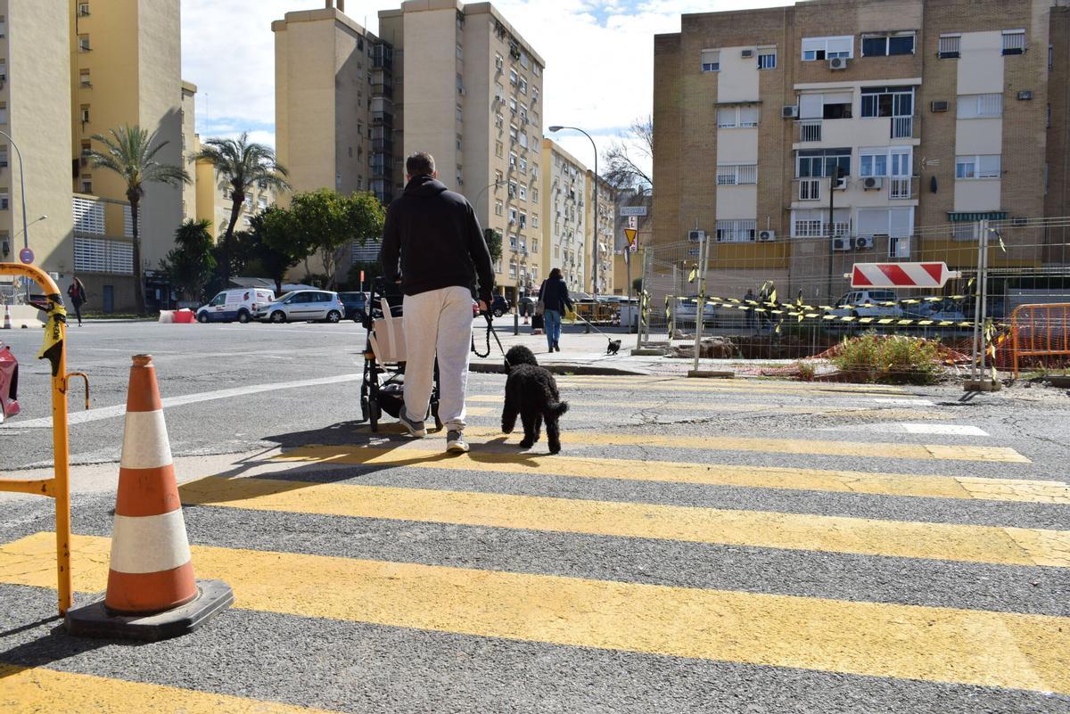 Calle Agricultores en el barrio de Pino Montano, Sevilla, durante las obras de la Línea 3 del Metro