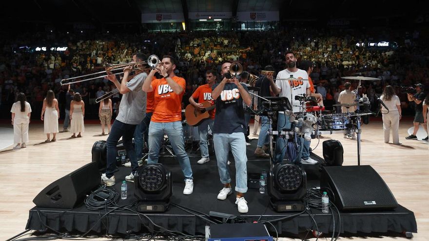 El himno de La Fúmiga, la guinda a una tarde inolvidable en La Fonteta