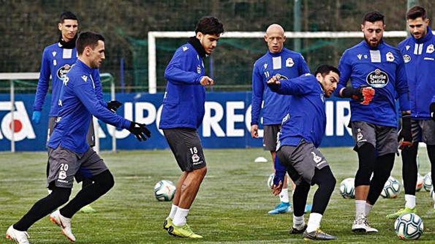 Sasa Jovanovic, a la izquierda, y Beto da Silva, en el centro, junto a sus compañeros sobre el césped de Abegondo.