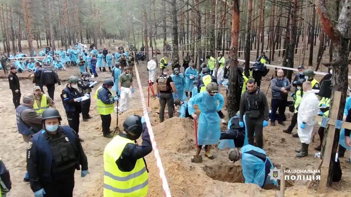 Continúan las exhumaciones en la fosa común de Izium