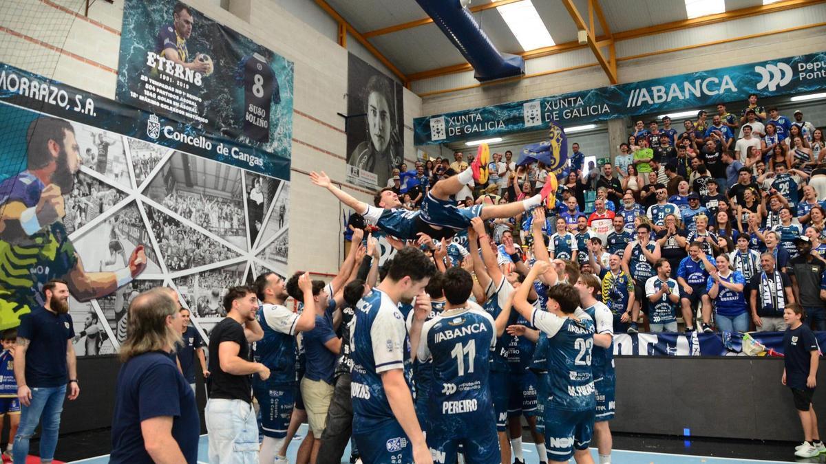Arón Díaz es manteado por sus compañeros en el último partido de la temporada pasada.