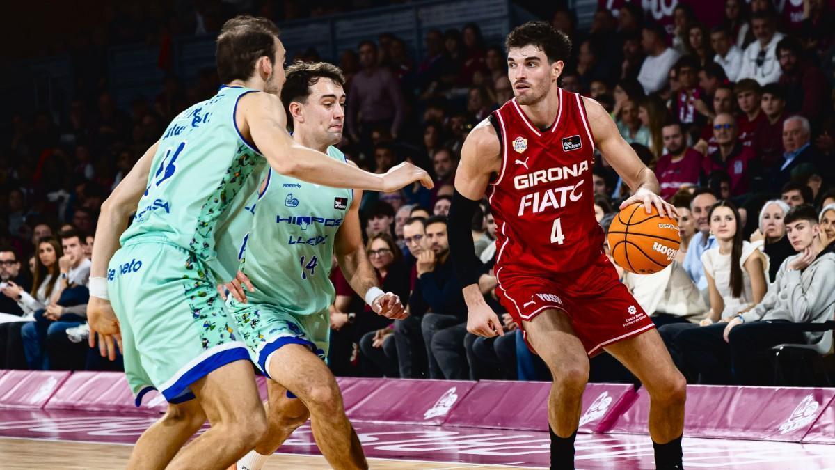 Busquets y Hughes decantan para el Girona el derbi catalán en Lleida